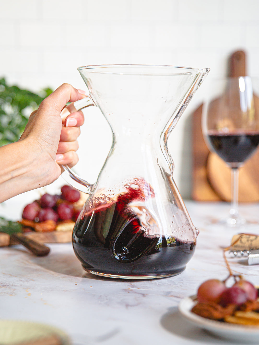 Chemaer swirling and aerating wine
