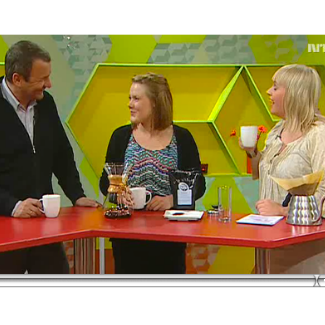 NRK1 morning show features a guest demonstration of specialty coffee brewing.