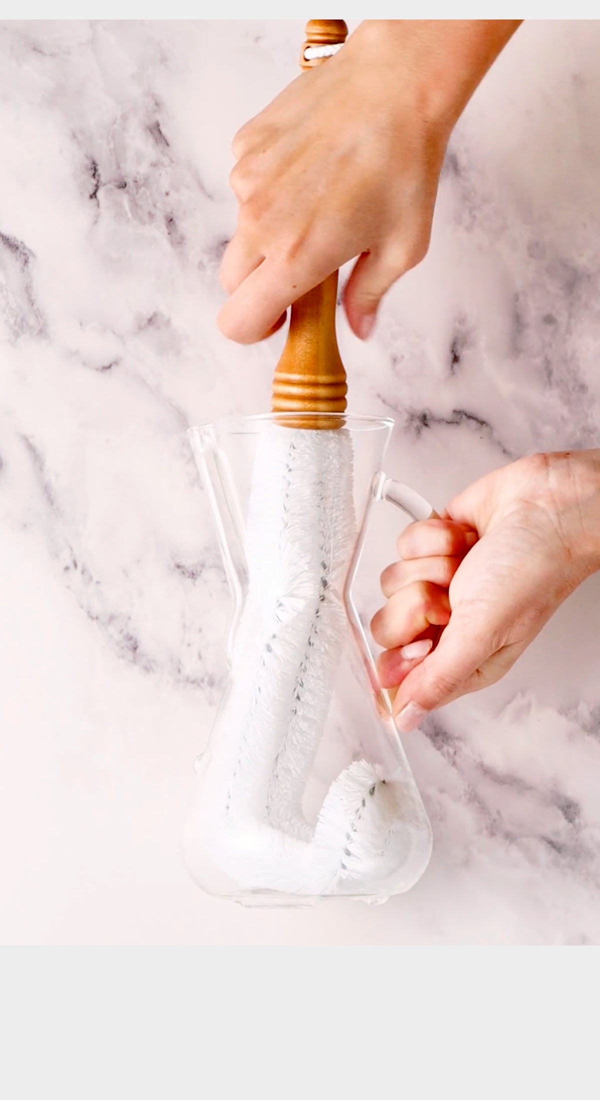 Cleaning a glass handle coffeemaker with the Chemex cleaning brush