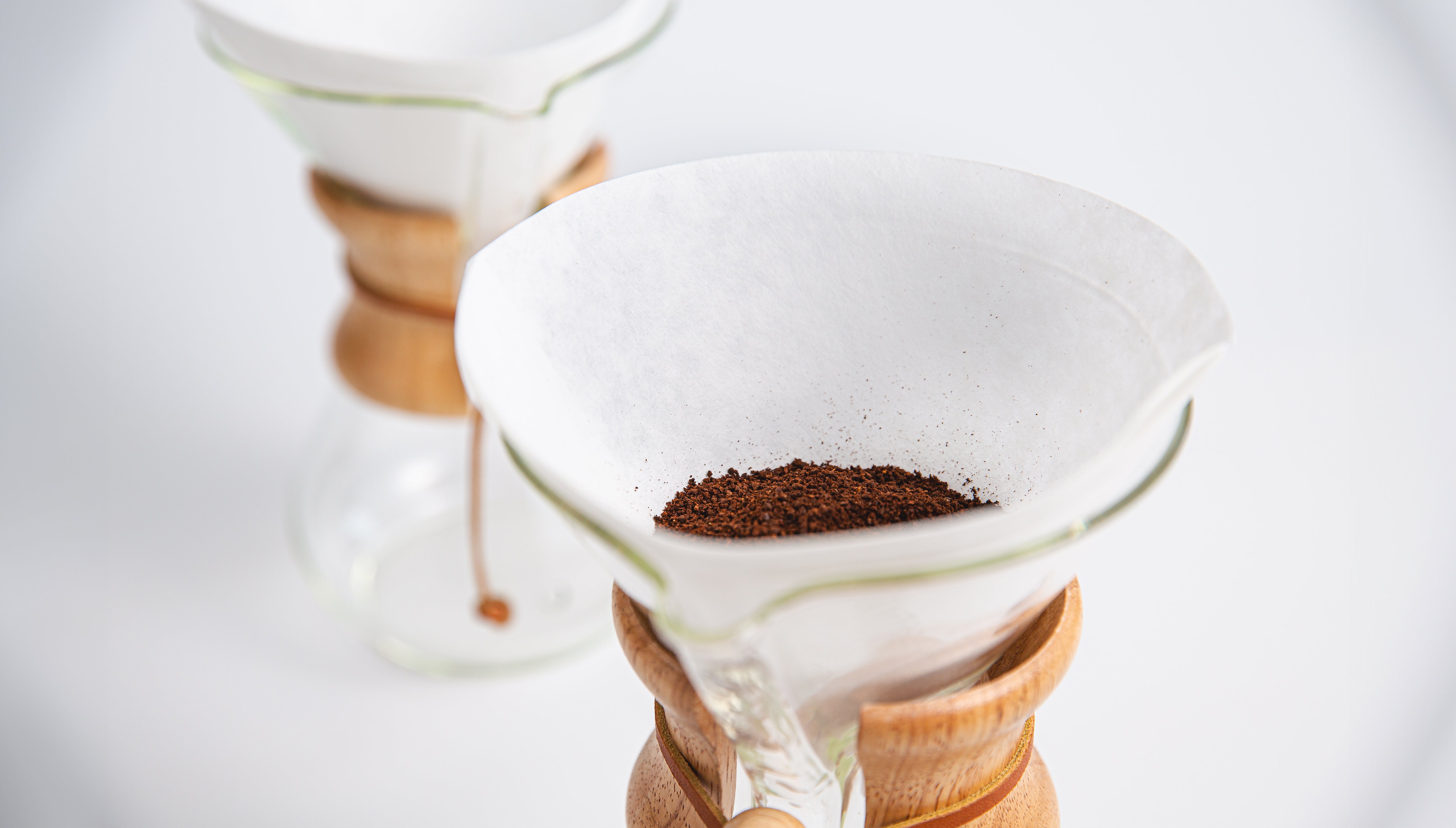 Close-up of coffeegrounds in a chemex circle filter
